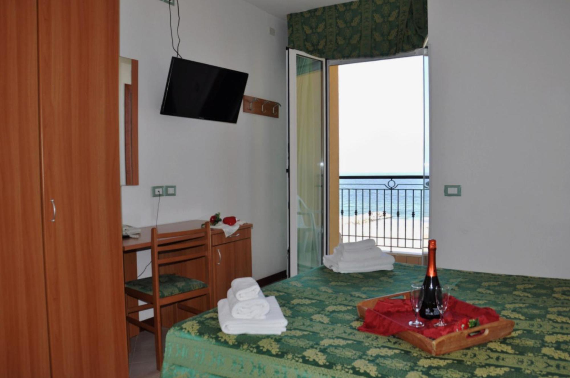 Hotel Belvedere Misano Adriatico Bagian luar foto